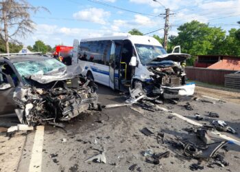 Accident grav în județ! Microbuz și autoturism implicate, o femeie a fost descarcerată!