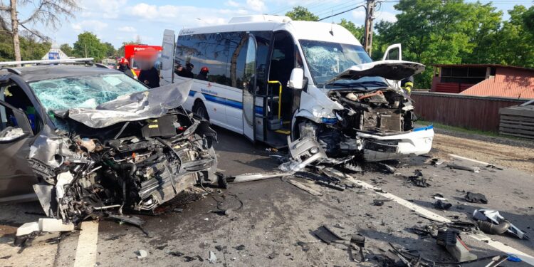 Accident grav în județ! Microbuz și autoturism implicate, o femeie a fost descarcerată!