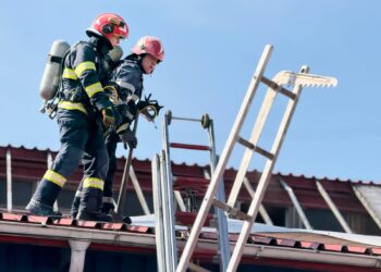 Flăcări izbucnite într-o hală cu spații de producție și depozitare pe Calea Națională