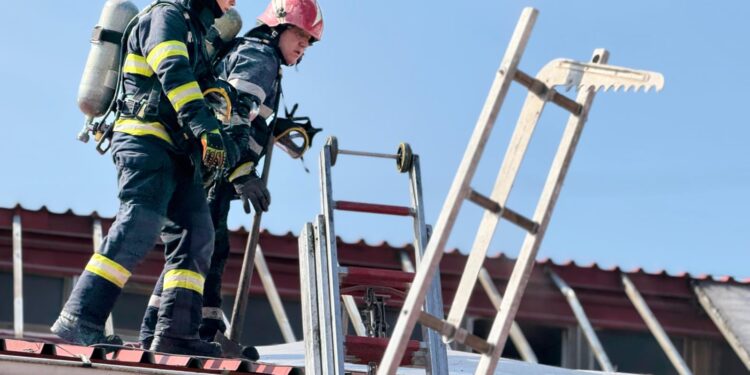 Flăcări izbucnite într-o hală cu spații de producție și depozitare pe Calea Națională