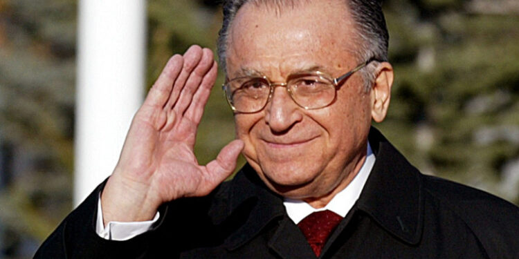 Ion Iliescu, internat la ATI la Spitalul SRI din București cu probleme respiratorii