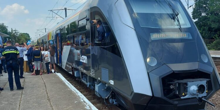 LEON, trenul de lux made in Pașcani, lansat cu aplauze în Gara de Nord