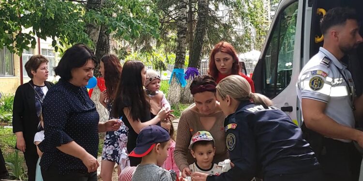 Polițiștii botoșăneni, alături de copiii de la Centrul „Micul Prinț” de 1 Iunie