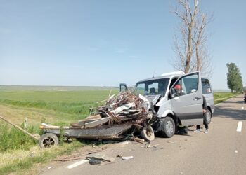 Două persoane rănite în urma coliziunii dintre un microbuz și o căruță