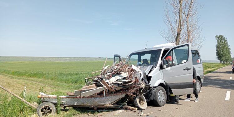 Două persoane rănite în urma coliziunii dintre un microbuz și o căruță