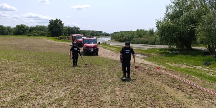 Exercițiu comun al pirotehnicienilor ISU Botoșani și Suceava. FOTO