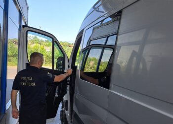 Microbuz plin cu „surprize” descoperit de polițiștii de frontieră