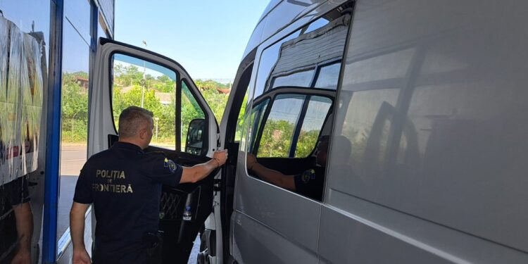Microbuz plin cu „surprize” descoperit de polițiștii de frontieră