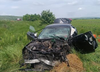 O femeie rănită după ce autoturismul său a fost lovit de un tren de călători