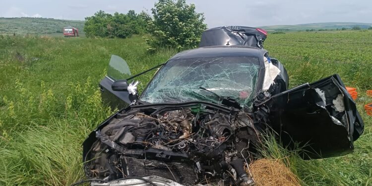 O femeie rănită după ce autoturismul său a fost lovit de un tren de călători