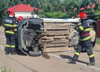Trei copii și două mame, duși de urgență la spital după ce o mașină s-a RĂSTURNAT