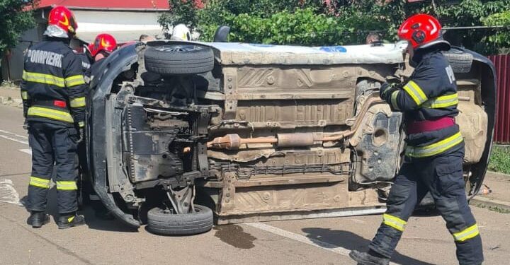 Trei copii și două mame, duși de urgență la spital după ce o mașină s-a RĂSTURNAT