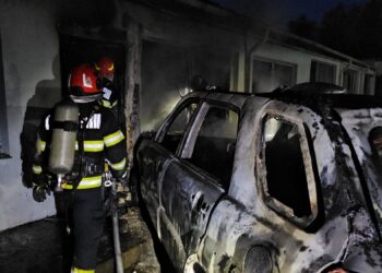 Incendiu devastator la un service auto. Două mașini făcute scrum, flăcările amenințau întreaga clădire!