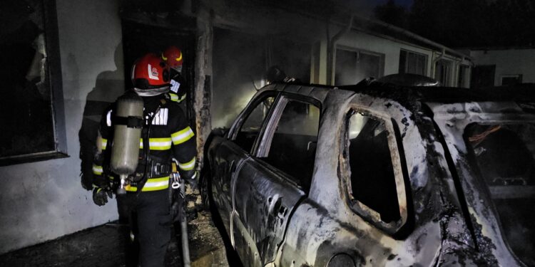 Incendiu devastator la un service auto. Două mașini făcute scrum, flăcările amenințau întreaga clădire!