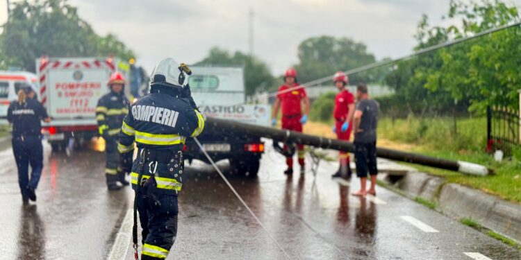 Stâlp de telefonie doborât de vânt, prăbușit peste o autoutilitară în Orășeni Deal
