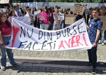 FOTO&VIDEO Revoltă în Piața Revoluției din Botoșani! Zeci de elevi: „Nu din burse faceți averi!”
