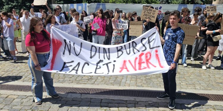 FOTO&VIDEO Revoltă în Piața Revoluției din Botoșani! Zeci de elevi: „Nu din burse faceți averi!”
