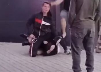 Un tânăr a fost snopit în bătaie în fața unui local – totul a fost filmat!