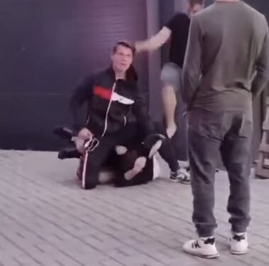 Un tânăr a fost snopit în bătaie în fața unui local – totul a fost filmat!