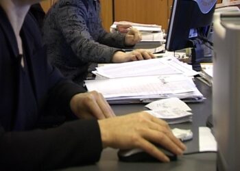 Eduard Mititelu a descoperit „bugetarul suprem”: 49 de ore muncite pe zi! Alți 1000 de angajați publici figurează cu peste 12 ore zilnic