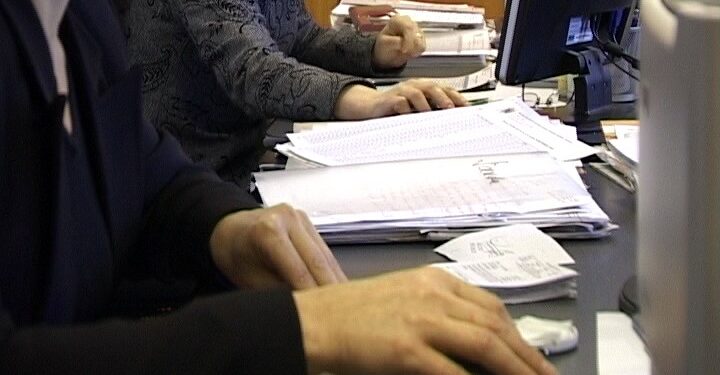 Eduard Mititelu a descoperit „bugetarul suprem”: 49 de ore muncite pe zi! Alți 1000 de angajați publici figurează cu peste 12 ore zilnic