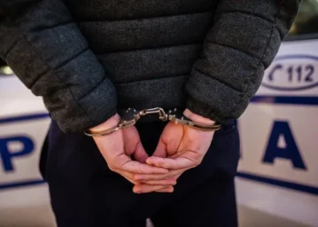 Tânăr de 25 de ani reținut de polițiști