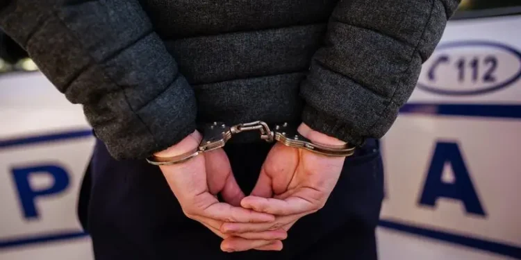 Tânăr de 25 de ani reținut de polițiști