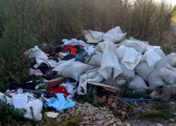 Un bărbat din Hudești, anchetat penal după ce a aruncat zeci de ambalaje de pesticide în mijlocul satului!