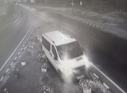 Un șofer a făcut PRAF un sens giratoriu și a fugit ca-n filme!