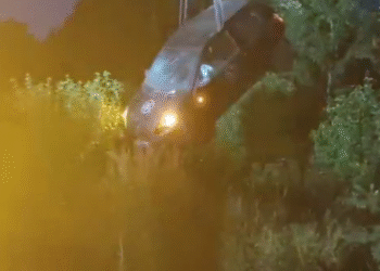 Tânără îndrăgostită, rănită după ce s-a RĂSTURNAT CU MAȘINA în livada fostului șef al Poliției Rutiere!