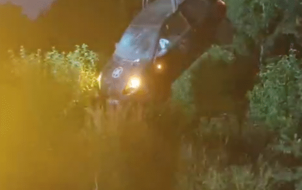 Tânără îndrăgostită, rănită după ce s-a RĂSTURNAT CU MAȘINA în livada fostului șef al Poliției Rutiere!