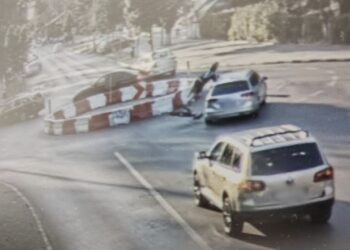 Trotinetă vs. mașină în sensul giratoriu din Botoșani! Imagini de pe camerele video arată momentul impactului