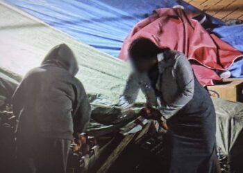 Furt ca-n filme în Piața Centrală din Botoșani! Cinci tineri au escaladat gardul și au plecat cu brațele pline de pepeni și caise