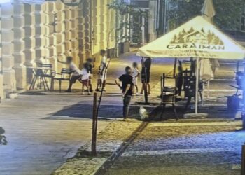 Șoc în Centrul Istoric! Copii de 8 ani fac praf vitrinele magazinelor cu bucăți de granit smulse din monumente