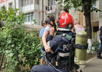 INCENDIU ȘOCANT într-un bloc din Botoșani! O bătrână a fost salvată din FLĂCĂRI – un copil de 10 ani, evacuat de urgență! FOTO&VIDEO