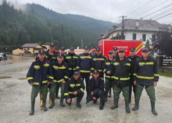 Pompierii din Botoșani, în misiune de solidaritate la Broșteni, alături de colegii de la ISU Suceava