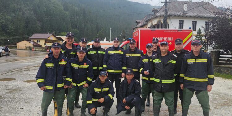 Pompierii din Botoșani, în misiune de solidaritate la Broșteni, alături de colegii de la ISU Suceava