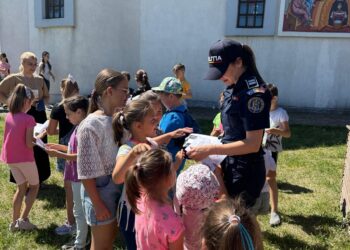 Polițiștii din Botoșani au dat uniforma pe zâmbete și lecții de siguranță pentru sute de copii din Ungureni și Smârdan!