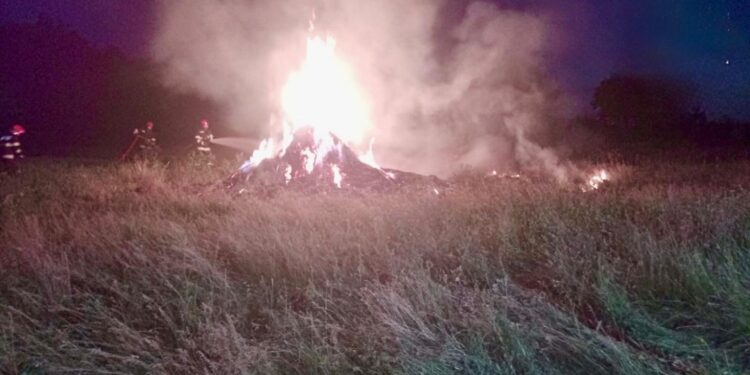 Focul face ravagii în județul Botoșani! Cimitire în flăcări, pompierii – eroii zilei!