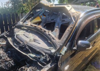 Arderea gunoaielor a cuprins un autoturism și era să lase trei case în flăcări la Nicșeni!