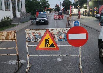 CRATERE ÎN ASFALT, INDIFERENȚĂ TOTALĂ! O stradă din Botoșani, ÎNCHISĂ complet din cauza unei avarii ignorate de Nova Apaserv