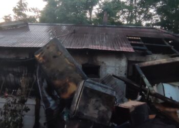 Bucătărie mistuită de flăcări, bătrână în stare de șoc!