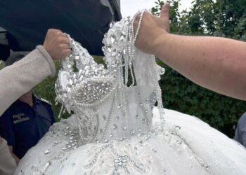 Rochii de mireasă de lux și accesorii sclipitoare, dar… fără acte! Captură de poveste a polițiștilor de frontieră din Botoșani