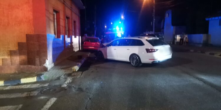 Două femei au ajuns la spital după o coliziune violentă pe strada Tudor Vladimirescu