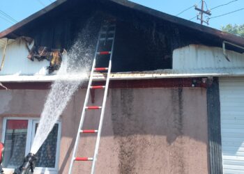 Foc în plină zi la Sadoveni! Anexă cuprinsă de flăcări din cauza unui scurtcircuit!