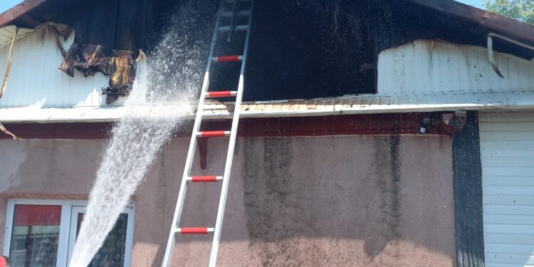 Foc în plină zi la Sadoveni! Anexă cuprinsă de flăcări din cauza unui scurtcircuit!