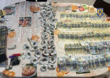 „Dealer la 18 ani!” Poliția i-a spart ușa, iar în casă era un adevărat „mini-laborator” al drogurilor
