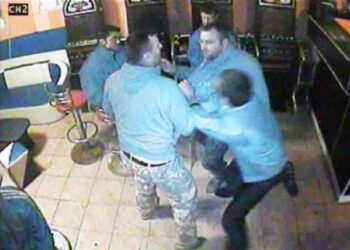 Doi bărbați din Dracșani, reținuți după ce au snopit patru oameni în bătaie, în plină stradă!