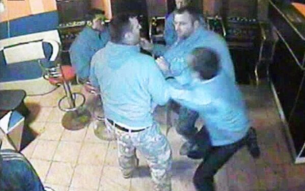 Doi bărbați din Dracșani, reținuți după ce au snopit patru oameni în bătaie, în plină stradă!