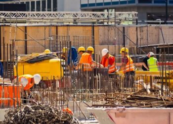 RAZIE NAȚIONALĂ pe șantierele din România! Inspectorii au descins peste constructori